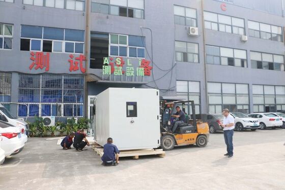 Een klimatologische testkamer met grote temperatuur en vochtigheid voor simulatie van de omgeving.