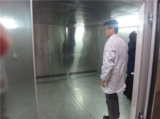 Een klimatologische testkamer met grote temperatuur en vochtigheid voor simulatie van de omgeving.