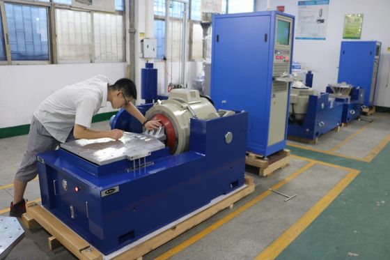 Vibratie-schakersysteem met een maximale belasting van 300 kg en een bewegende spoel met een gewicht van 30 kg voor uitgebreide trillingsonderzoek